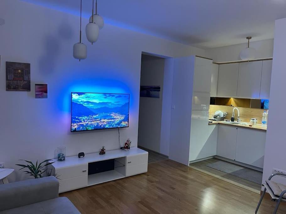 Modern Seaside Apartment With Balcony Tale Apartment Kotor Exterior foto